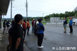 あいさつするJRA日高育成牧場場長の吉田年伸氏