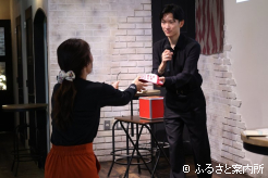 抽選会のプレゼントは、坂井瑠星騎手から直接手渡された