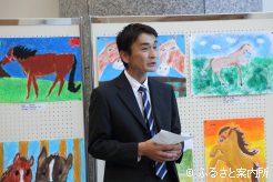 あいさつする平取町軽種馬生産振興会会長の中田亨氏