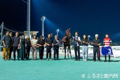 角川秀樹調教師(左から9人目)は早くも今年重賞10勝目