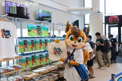 グッズコーナーにはポリーの姿もあった