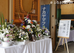馬房の外にも花があふれていた