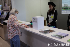 この日だけの「JRAアニバーサリー特別版レーシングプログラム」も配布された