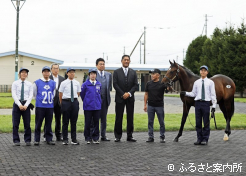生産馬を売却した北海道静内農業高校の生徒たち と「ナリタトップスター2025」(牡、父デクラレーションオブウォー)