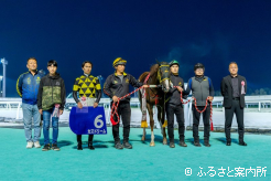 管理馬4頭を出走させた田中淳司調教師(右端)