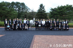 NAR地方競馬全国協会の資金を活用して導入したカラヴァッジオとの記念撮影