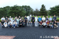 カラヴァッジオと記念撮影する獣医学生向け馬産地見学バスツアー参加者