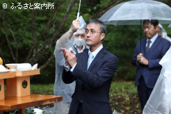 功労馬に感謝する公益社団法人日本軽種馬協会静内種馬場場長の山本竜太氏