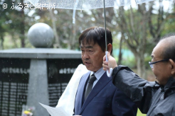 あいさつする静内軽種馬生産振興会会長の畠山史人氏