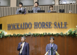 挨拶する古川組合長(左)と梁川市場委員長