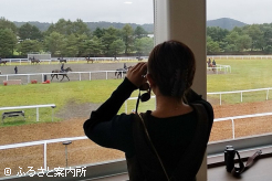 研修の様子を見学する今村聖奈騎手