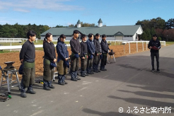秋季北海道研修に参加した令和8年度装蹄師認定講習会第32期生第1班の8人