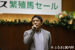 あいさつを行う服部健太郎社長