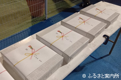 協賛競走では浦河町の特産品が贈呈された